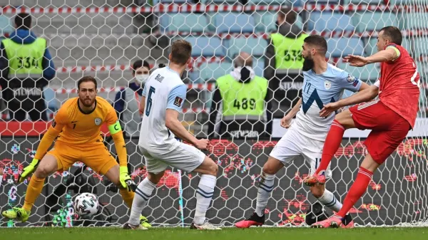 Tako je ruski napadalec Artjom Zyuba premagal vratarja Jana 
Oblaka 