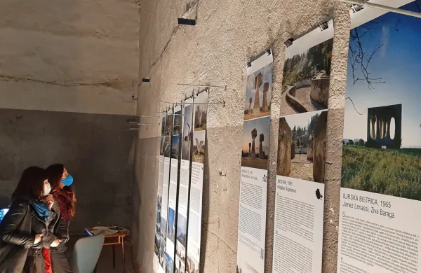 V  skladišču Libertas je na ogled  razstava, na kateri so predstavljeni spomeniki,  svojevrstni umetniški in arhitekturni biseri.   