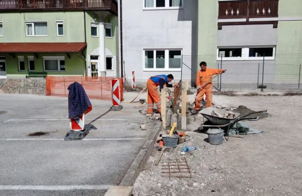 Zid so gradili še nekaj dni po sprejemu sklepa OS  na najbolj problematični ožini za urgentni prehod.   