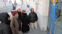    Marko Brecelj (drugi z leve) s podporniki med kolenovanjem pred kartonastim županom Borisom 
Popovičem 24. novembra 2011 ob vhodu v koprsko občinsko stavbo  