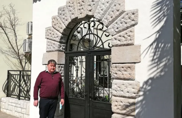 Vladimir Mikac pred obnovljenim kamnitim portalom, ki je med
osrednjim objektom Dijaškega in študentskega doma ter stavbo, v
kateri domuje Pedagoška fakulteta.