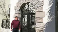 Vladimir Mikac pred obnovljenim  kamnitim portalom, ki je    med  
osrednjim objektom Dijaškega in študentskega doma ter   stavbo, v 
kateri domuje Pedagoška fakulteta.   
