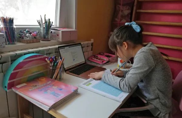 Učenci naj bi se v šolske klopi vrnili 12. aprila. Ali bo to veljalo za 
vse  ali pa bodo imeli  starejši  osnovnošolci po vzoru dijakov 
izmeničen pouk (teden na šoli, teden od doma), včeraj nismo 
izvedeli.   