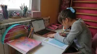 Učenci naj bi se v šolske klopi vrnili 12. aprila. Ali bo to veljalo za 
vse  ali pa bodo imeli  starejši  osnovnošolci po vzoru dijakov 
izmeničen pouk (teden na šoli, teden od doma), včeraj nismo 
izvedeli.   