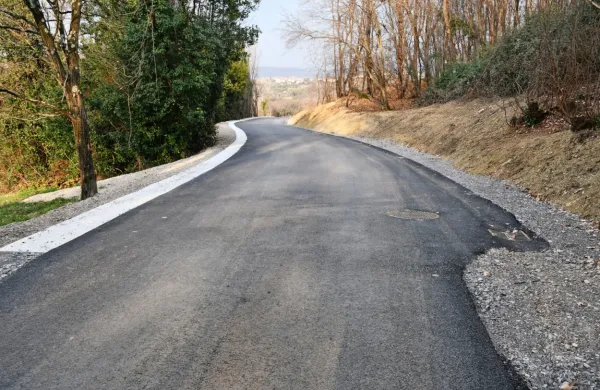  V Boninih, med Pradami in odcepom za Cerej, je koprska občina  
obnovila prvih 220 metrov ceste. 