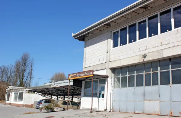 Novi lastnik namerava kompleks propadle pekarne po prenovi 
oddati v najem. 