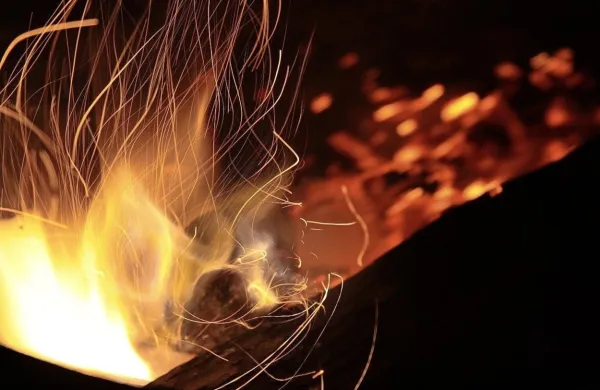 Zaviršek se je na sodišču branil, da je z bencinom želel politi ženin 
avto, med prerivanjem pa je polil tudi njo, najkar je prižgal 
cigareto.