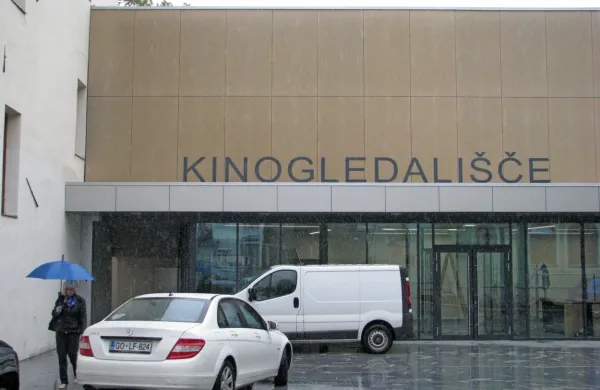 Cepili bodo v Kinogledališču,  kjer je dovolj prostora tudi za 
obvezen počitek po sprejemu  cepiva. 