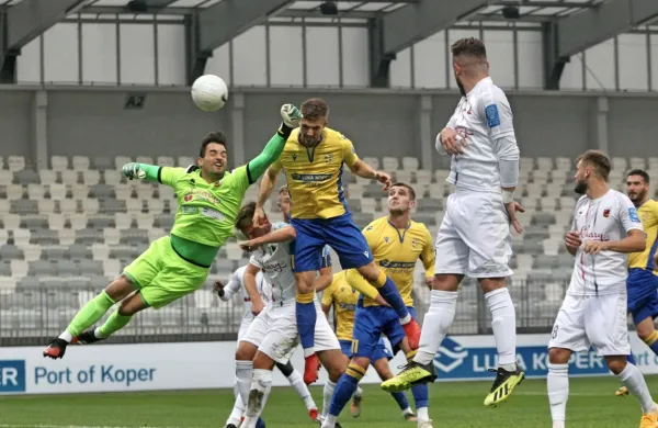 Na slovenskih stadionih to sezono ves čas samevajo tribune, zdaj 
bodo tudi zelenice.