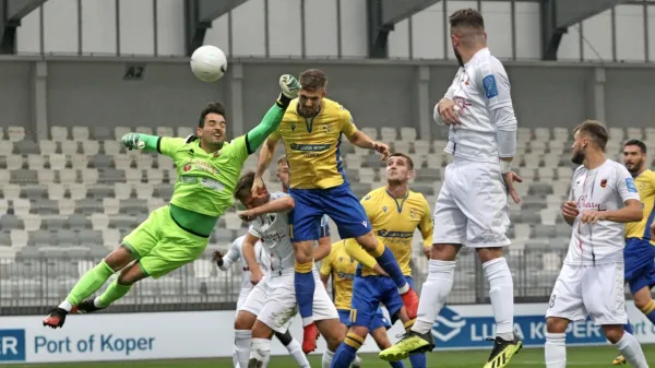 Na slovenskih stadionih to sezono ves čas samevajo tribune, zdaj 
bodo tudi zelenice.