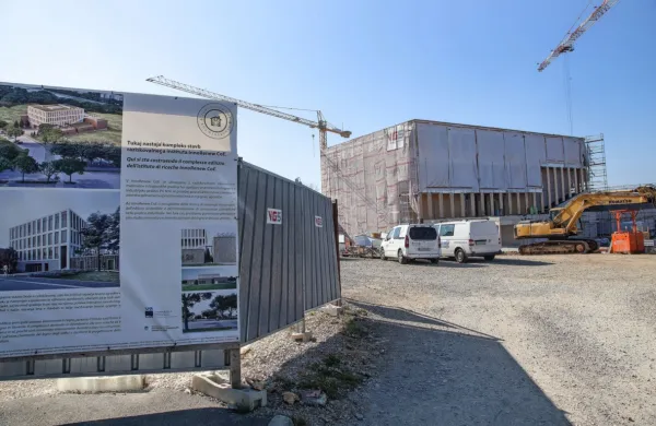 Na novogradnji  raziskovalnega centra InnoRenew CoE je še za pet 
mesecev dela. 