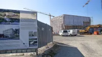 Na novogradnji  raziskovalnega centra InnoRenew CoE je še za pet 
mesecev dela. 