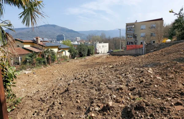 Stanovanjski sklad je na Streliški porušil staro stavbo, tam bo 
gradil enajst stanovanj za neprofitni najem. 