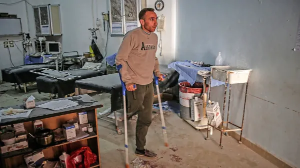 V drugi polovici marca so Asadove sile raketirale in močno 
poškodovale  bolnišnico v regiji Atalir.
