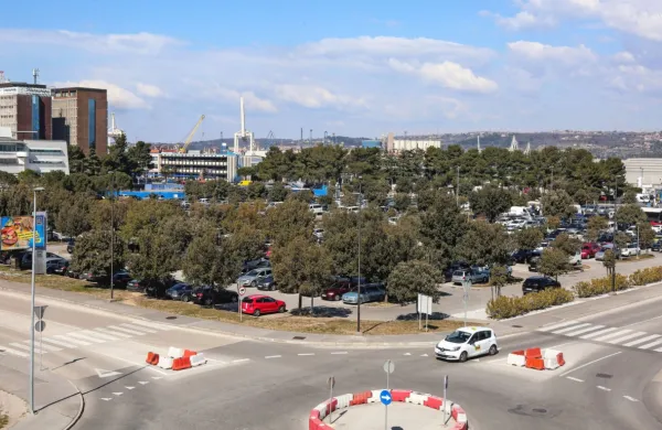 Na parkirišču za poslovnim objektom Barka ob Ferrarski ulici nameravajo zgraditi parkirno hišo Sonce za približno 464 vozil.