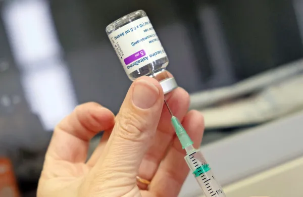 Cepivo AstraZenece bo v naslednjih treh tednih prednostno 
namenjeno cepljenju starejših med 60 in 64 letom starosti. 