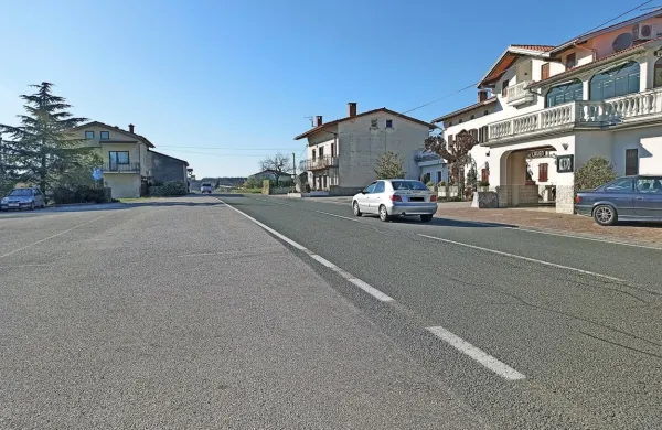 Voznik avtomobila je v Potočah zavijal levo na parkirišče in pri tem spregledal kolesarja ter ga zbil.