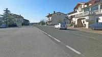Voznik avtomobila je v Potočah zavijal levo na parkirišče in pri tem spregledal kolesarja ter ga zbil.