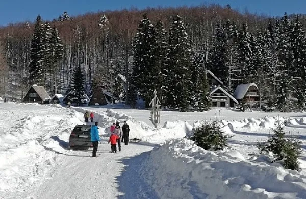  Občina Ilirska Bistrica bo  prodajala parcele na Sviščakih, kjer 
stojijo počitniške hišice, cene se gibljejo med 25 in 32 evri za 
kvadratni meter. Iztržen denar ne bo vložila nazaj v Sviščake.