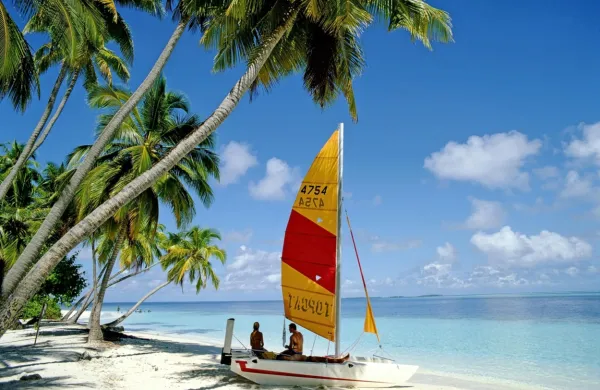 V tesnobnih  časih marsikdo sanja, kako bi jo pobrisal daleč stran. Denimo na     sanjsko plažo na Maldivih.