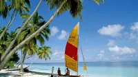 V tesnobnih  časih marsikdo sanja, kako bi jo pobrisal daleč stran. Denimo na     sanjsko plažo na Maldivih.