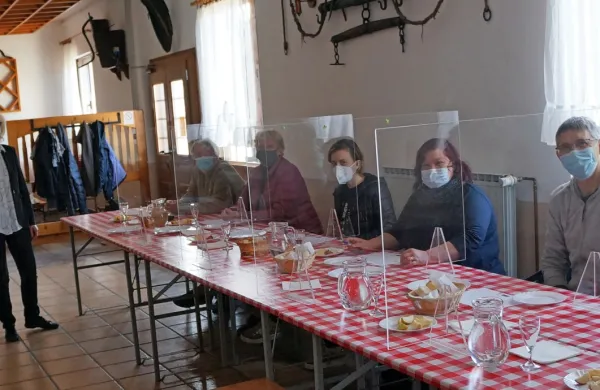 Tudi ocenjevalci klobas in salam so se v teh razmerah znašli, saj je komisija   letos predstavila  
ocenjevanje ter  razglasila rezultate prek spleta.