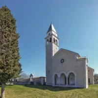    V vasi dominira cerkev sv. Martina.
