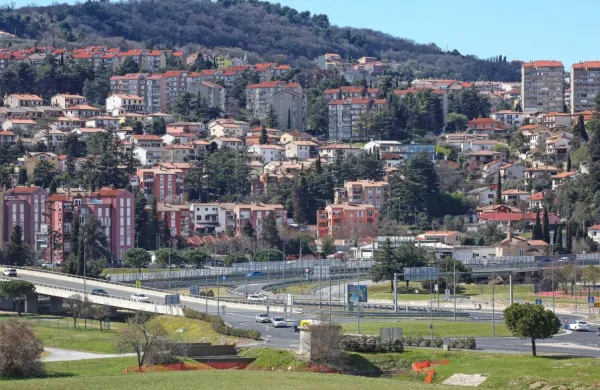 Semedelčani opozarjajo, da bodo nove stavbe povsem zastrle 
veduto in onemogočile odprt pogled.



