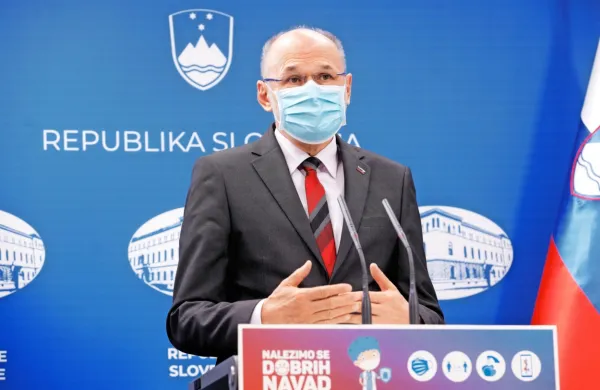 “Na naslednjem cepljenju ljudje ne bodo cepljeni z istim cepivom. 
Vsak bo dobil nov tip cepiva, da bi s tem bolj zaokrožili odpornost 
organizma in se tako zoperstavili sevom, ki se razvijajo,” je 
povedal nacionalni koordinator za logistični del akcije množičnega cepljenja proti covidu-19 Jelko Kacin.