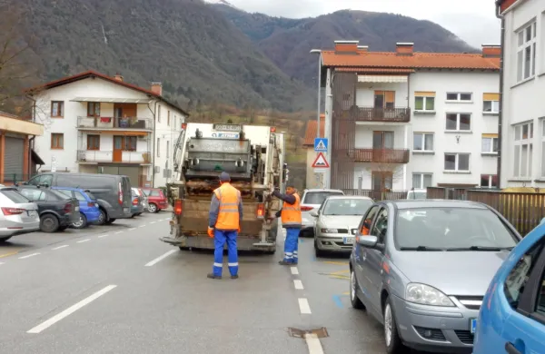 Komunala Tolmin mora zamenjati dve starejši smetarski vozili. 