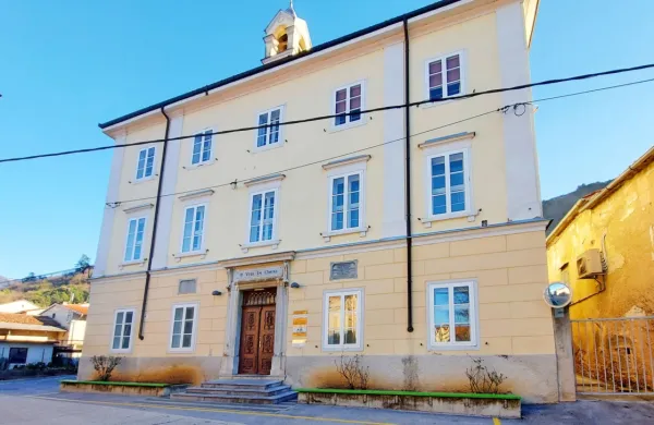 Občina se je dogovorila z večino najemnikov v stari šoli, kamor 
prihaja fakulteta.