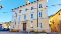 Občina se je dogovorila z večino najemnikov v stari šoli, kamor 
prihaja fakulteta.