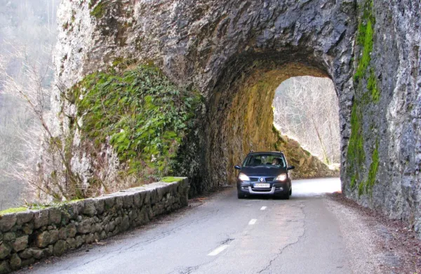 Kamniti predor bodo odstranili in cesto na tem delu razširili.  