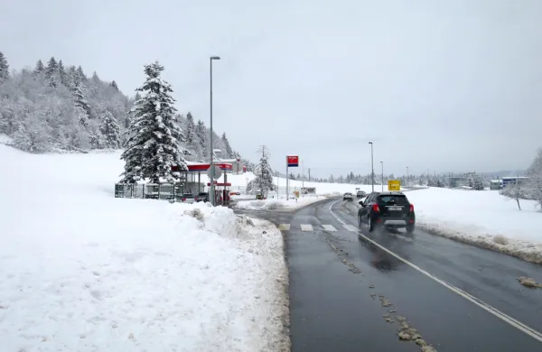 Mnogi zaradi snega niso mogli varno peš do pošte