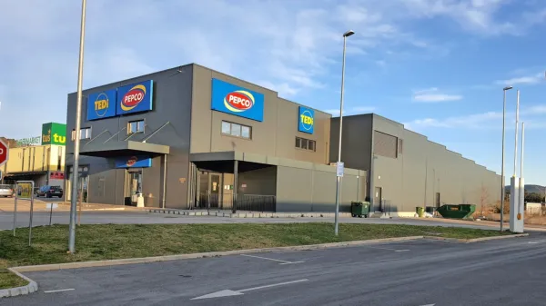 V stavbi nekdanjega bowlinga El Cubano zdaj domujeta  trgovini 
Tedi in Pepco.