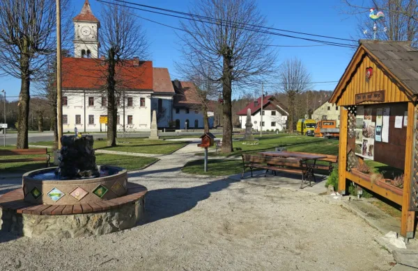 Zgledno urejen vaški park bodo čez poletje obogatili s pesmimi po izboru bralcev spletne strani 
Krajevne skupnosti Črni Vrh.