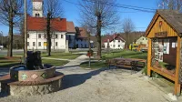 Zgledno urejen vaški park bodo čez poletje obogatili s pesmimi po izboru bralcev spletne strani 
Krajevne skupnosti Črni Vrh.