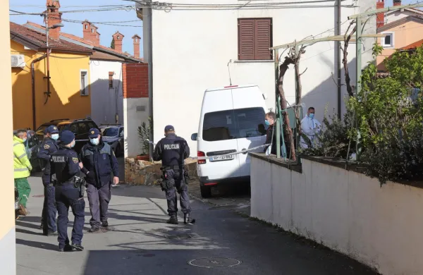 Po  večernem klicu iz Bertokov so v vas  poleg policistov prišli tudi 
reševalci in zdravnik, ki pa je lahko le potrdil smrt domačinke.