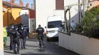 Po  večernem klicu iz Bertokov so v vas  poleg policistov prišli tudi 
reševalci in zdravnik, ki pa je lahko le potrdil smrt domačinke.