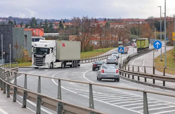 V KS Bertoki opozarjajo, da težka tovorna vozila že zdaj  obremenjujejo in uničujejo   prometnice.