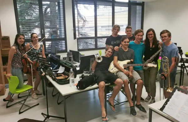  Skupi učencev jazz in pop petja  v nadstandardnem oddelku Glasbene šole Nova Gorica, ki je pred 
nekaj leti posnela ploščo Nadstandard z avtorskimi skladbami. 