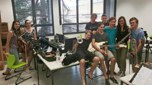  Skupi učencev jazz in pop petja  v nadstandardnem oddelku Glasbene šole Nova Gorica, ki je pred 
nekaj leti posnela ploščo Nadstandard z avtorskimi skladbami. 