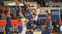 Vasja Furlan (v belem dresu Ivryija) proti članu Paris SG Nikoli Karabatiću.