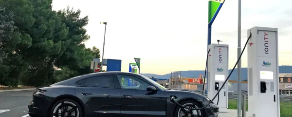 Porsche taycan se v zgolj osmih minutah napolni za pot med 
Koprom in Ljubljano.