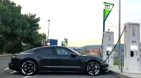Porsche taycan se v zgolj osmih minutah napolni za pot med 
Koprom in Ljubljano.