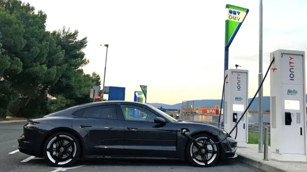 Porsche taycan se v zgolj osmih minutah napolni za pot med 
Koprom in Ljubljano.