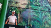 Aleksander Starc pred svojo upodobitvijo džungle v notranjosti 
ladje za križarjenje, ki jo gradijo v Tržiču.