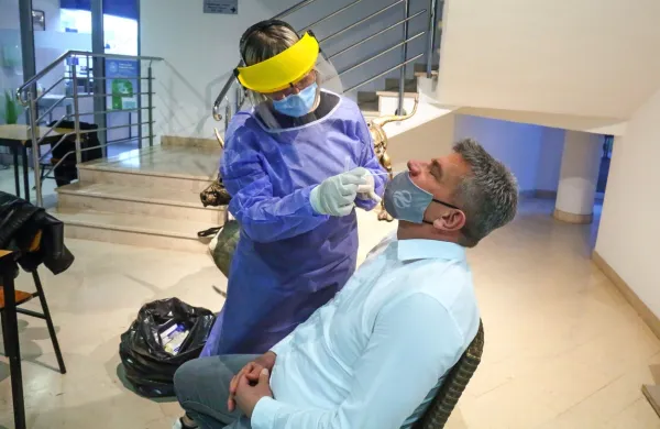 Torkov obred:  hitro testiranje za vse zaposlene, na fotografiji 
jemljejo bris direktorju  Martinu Preglju.