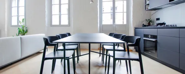 Izčiščenost črnega na belem definira kuhinjo z jedilnico.