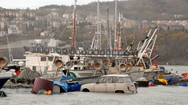 Ob visoki plimi so pred letom 2008, ko so dvignili zid v ribiškem 
mandraču,  Koprčani lahko uzrli tudi takšne prizore.